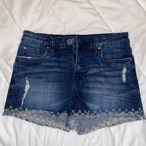 Jean shorts with trim pattern